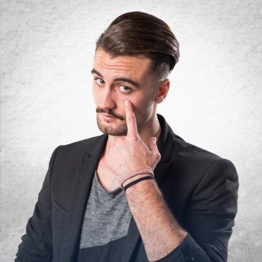 yakışıklı bir adam bir şey gösteriliyor