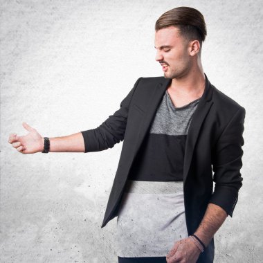 gitar ile yakışıklı adam