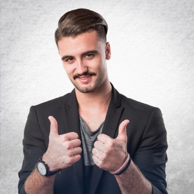 Başparmağı havada yakışıklı bir adam.