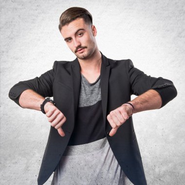 Kötü sinyal yapan yakışıklı erkek