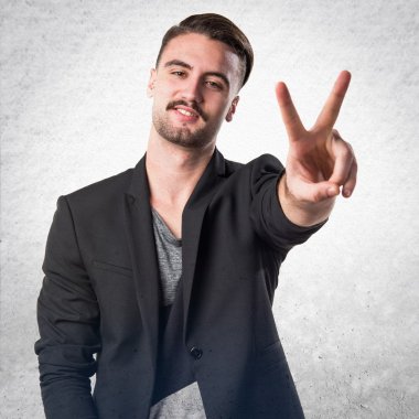 Zafer jest yapan yakışıklı erkek