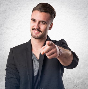 Yakışıklı adam önüne işaret