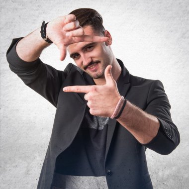 Yakışıklı adam onun parmaklarıyla odaklanarak