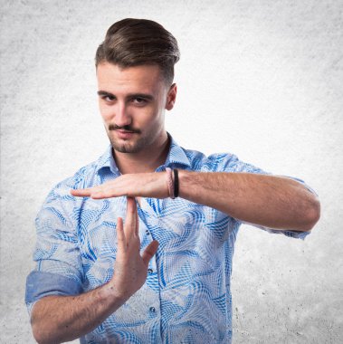 Yakışıklı adam saat hareketi yapma