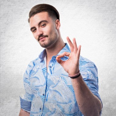 Yakışıklı adam ok işareti yapmak