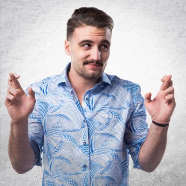 Yakışıklı adam parmaklarıyla geçiş