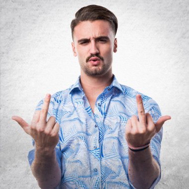 Yakışıklı adam boynuz jest yapma