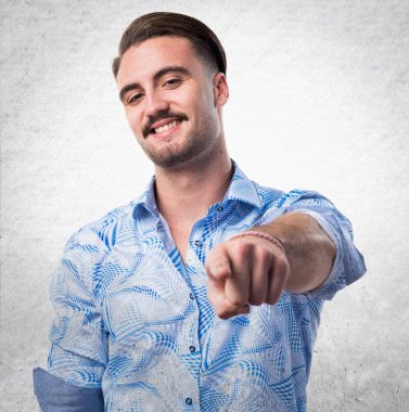 Yakışıklı adam önüne işaret