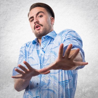 Sürpriz bir jest yapan yakışıklı erkek