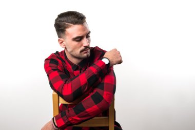 Model adam tahta sandalyede oturan Studio