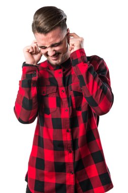 yakışıklı bir adam kulaklarını kapsayan