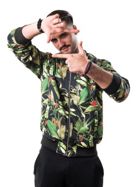 Yakışıklı adam onun parmaklarıyla odaklanarak