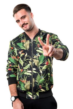 Zafer jest yapan yakışıklı erkek