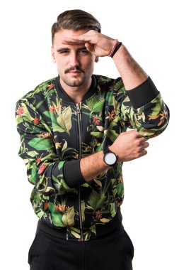 yakışıklı bir adam bir şey gösteriliyor