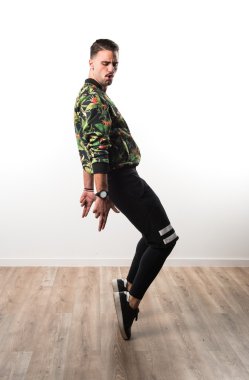 Model adam üzerinde beyaz Studio