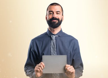 Boş bir afişini tutan adam