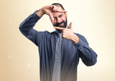 Adam onun parmaklarıyla odaklanarak