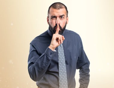 Sessiz adam hareketi yapıyor.