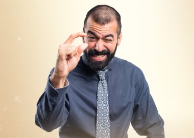 Küçük işareti yapan erkek