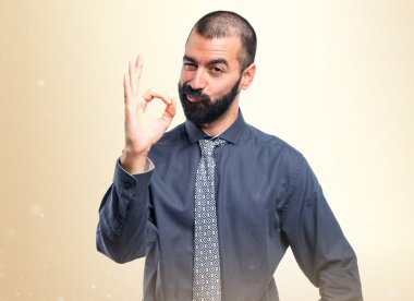 ok işareti yaparak adam