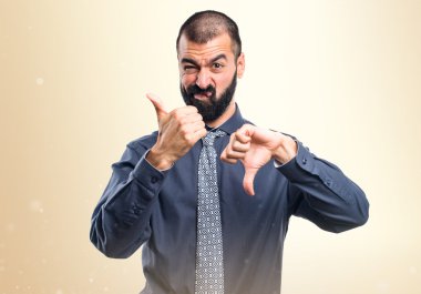 Adam iyi-kötü işaret yapma