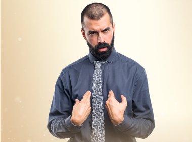 Adam sürpriz jest yapıyor.