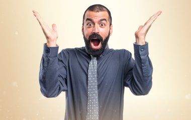 Adam sürpriz jest yapıyor.