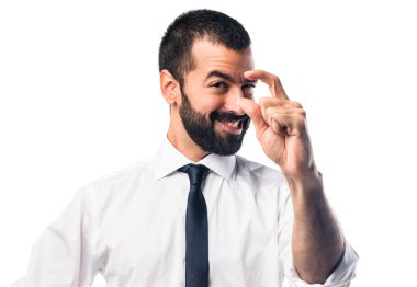 Küçük işareti yapıyor işadamı