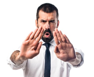 İşadamı dur işareti yapıyor