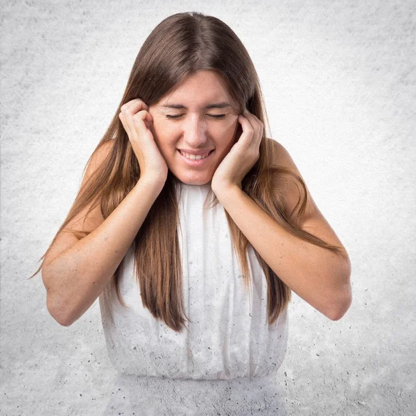 Mädchen bedeckt ihre Ohren — Stockfoto