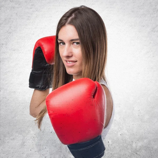Flicka med boxningshandskar — Stockfoto