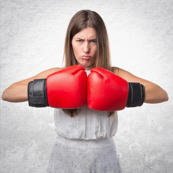 Menina com luvas de boxe — Fotografia de Stock