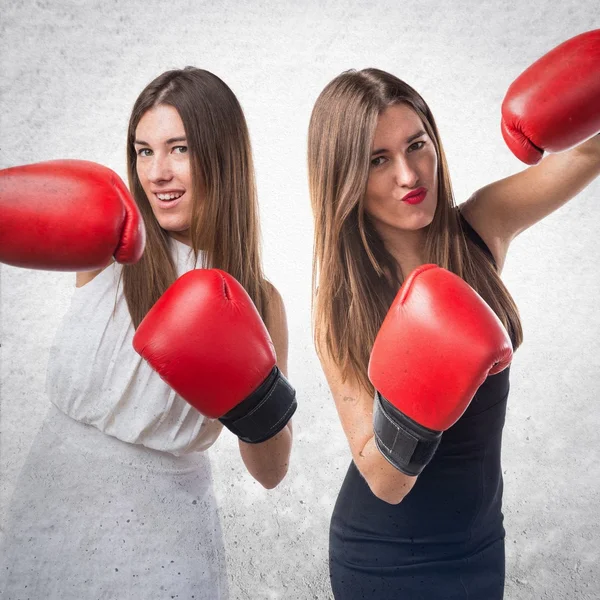 Zwillingsschwestern mit Boxhandschuhen — Stockfoto