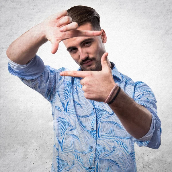 Bonito homem focando com os dedos — Fotografia de Stock