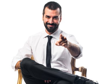 öne doğru işaret eden işadamı