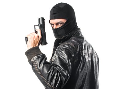 Bir tabanca ile ateş soyguncu