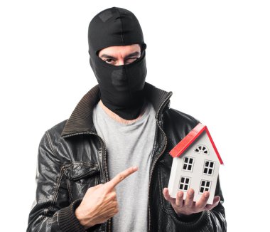 Küçük bir ev tutarak soyguncu