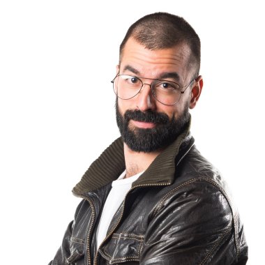 Erkek deri ceket kolları ile geçti