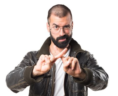 Hiçbir hareketi yapıyor bir deri ceket giyen adam