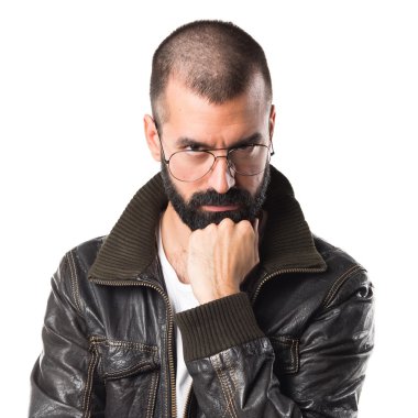 Bir deri ceket düşünme giyen adam