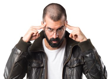 Bir deri ceket düşünme giyen adam