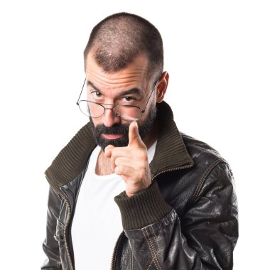 Pezevenk adam bir şeyler gösteriyor