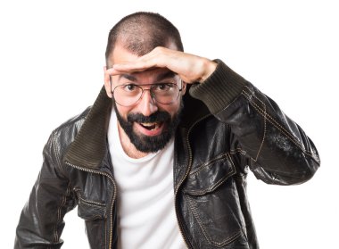 Pezevenk adam bir şeyler gösteriyor