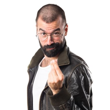 Bir para hareketi yapıyor bir deri ceket giyen adam