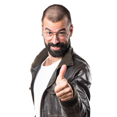 Yukarı başparmak ile bir deri ceket giyen adam