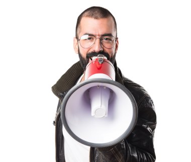 Megafon tarafından bağıran bir deri ceket giyen adam