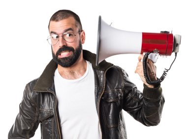 Megafon tarafından bağıran bir deri ceket giyen adam