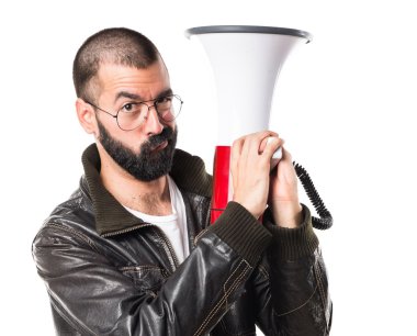 Megafon tarafından bağıran bir deri ceket giyen adam