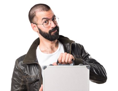 Bir evrak çantası elinde bir deri ceket giyen adam