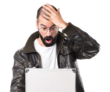 Bir evrak çantası elinde bir deri ceket giyen adam